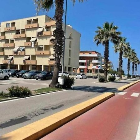 Ad Un Passo Dal Mare Lägenhet Porto SantʼElpidio Exteriör bild